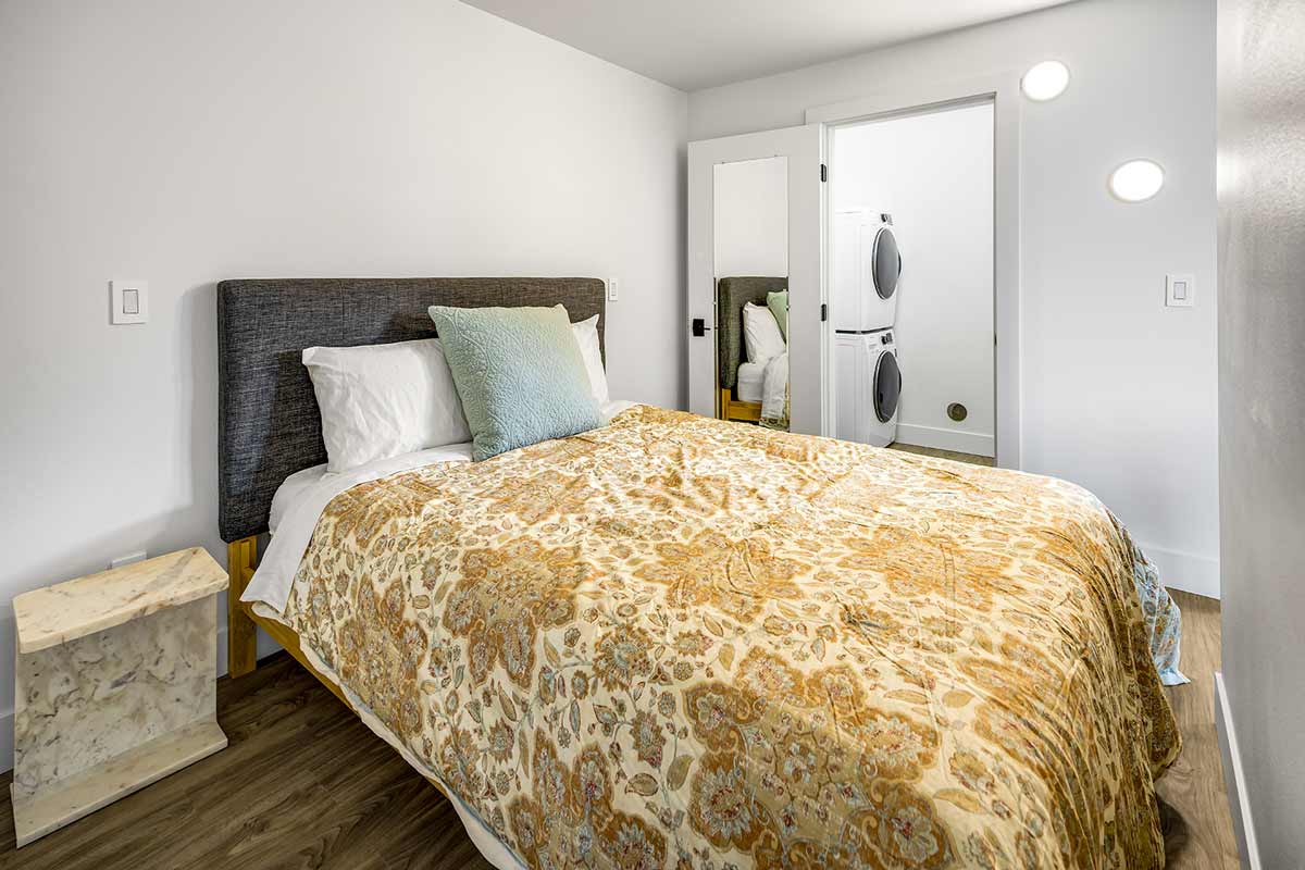 Queen bedroom at Waterfront Hideaway